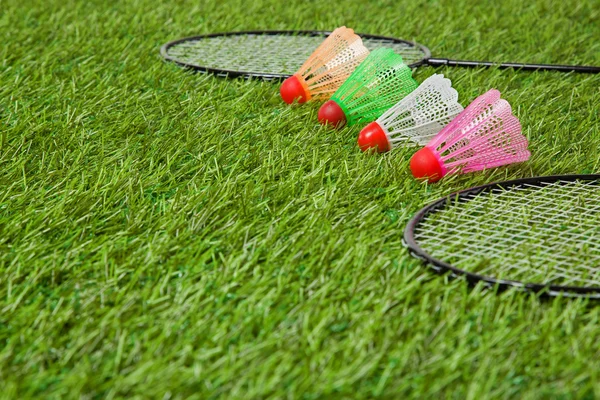 Badminton raquete com Shuttlecocks cor de perto — Fotografia de Stock