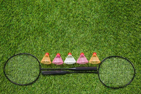 Duas raquetes de badminton com shuttlecocks coloridos — Fotografia de Stock