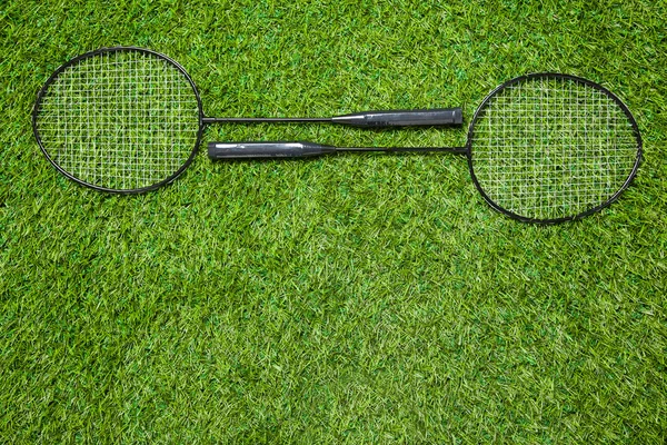 Dos raquetas de bádminton tiradas juntas en la hierba —  Fotos de Stock