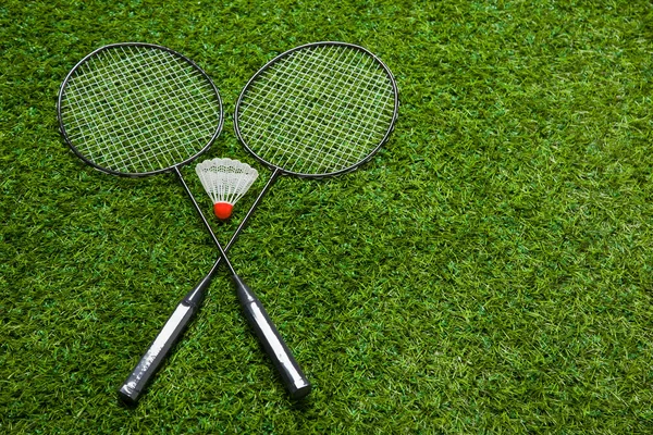 Cruzou raquetes de badminton com shuttlecock — Fotografia de Stock