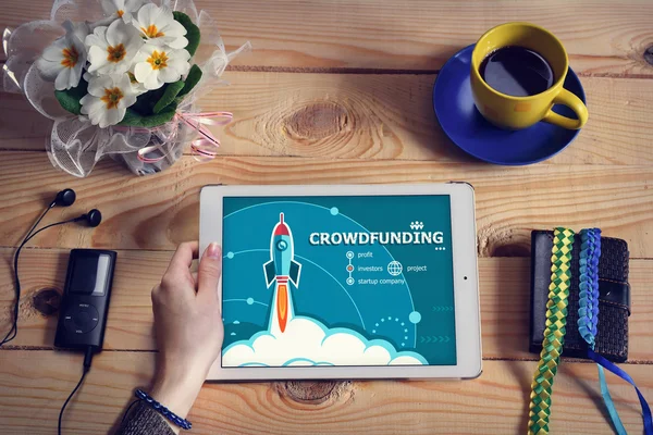 Dizüstü bilgisayar, tablet pc ve Crowdfunding tasarım konsepti — Stok fotoğraf