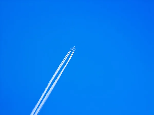 uçak gökyüzünde yüksek contrail ile