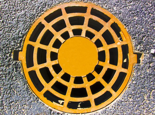 Kanalizasyon kapağı asfalt üzerinde