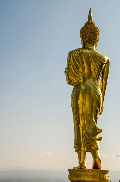 Altın buddha ayakta