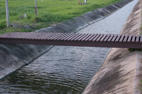 Su yolu küçük köprü aleni dik yolu 