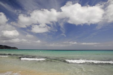 Swellen ve Wolken bir einem Strand auf Mallorca