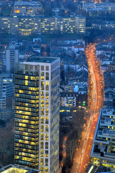 Blick Auf Eine Hochhaus Und Eine Strasse Frankfurt Abends —  Fotos de Stock