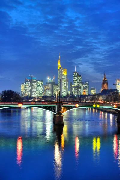 Frankfurt 'ta ana cadde ve Skyline.