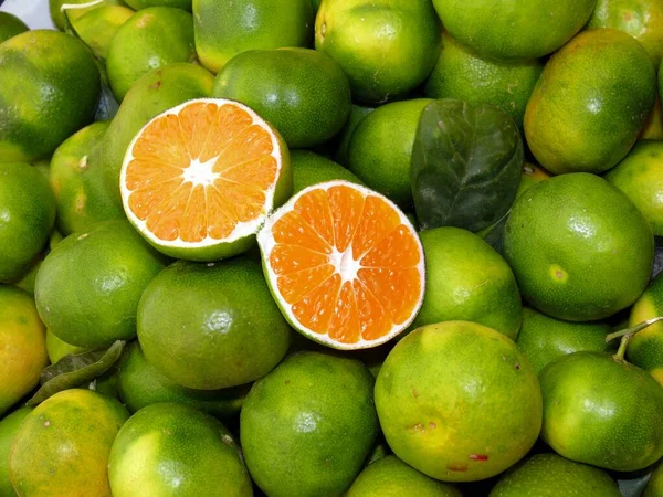 Eine Aufgeschnittene Limone Auf Gruenen Limonen — Stock fotografie