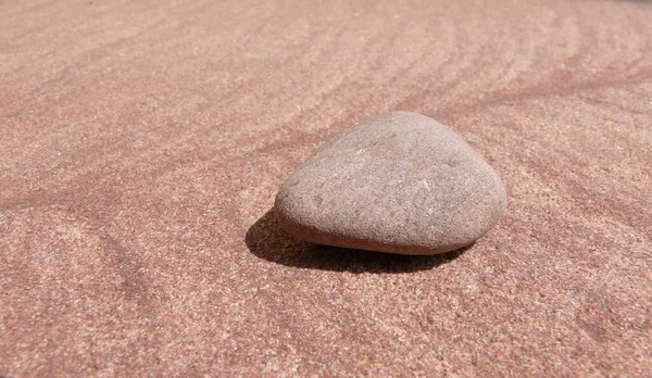 Ein Kiesel Auf Einer Sandsteinflaeche — Stockfoto