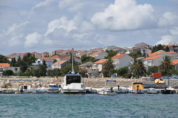 Boote an der Kueste bei Novalja, Pag, Kroatien