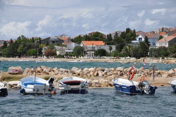 Boote an der Kueste bei Novalja, Pag, Kroatien