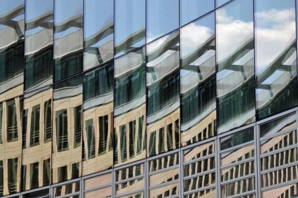 Frankfurt 'ta bir einer Glasfassade Siegelung