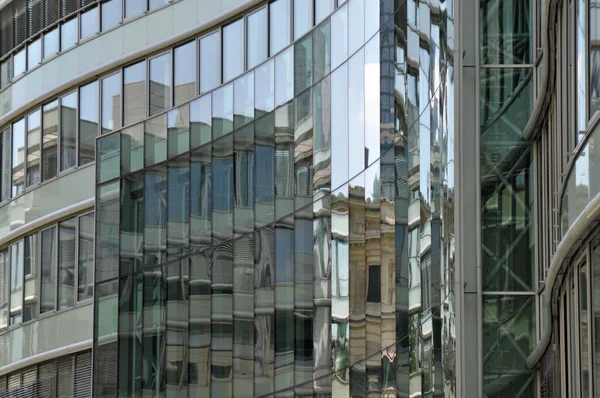 Frankfurt 'ta bir einer Glasfassade Siegelung