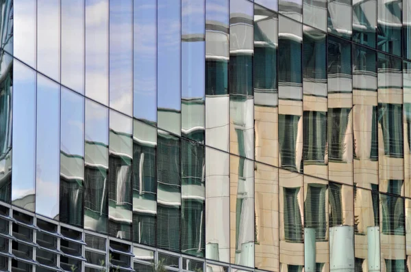 Frankfurt 'ta bir einer Glasfassade Siegelung