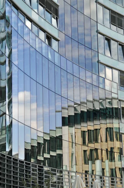 Frankfurt 'ta bir einer Glasfassade Siegelung