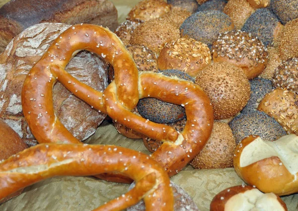 Brezeln Und Broetchen Einer Baeckereizel Brtchen Brot Laugenbrezeln Gebck Essen — Stockfoto