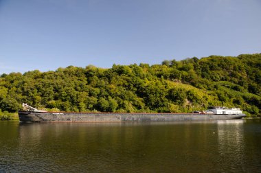 Lastkahn auf der Mosel bei Kroev