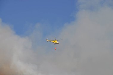 Loeschhubschrauber bei einem Waldbrand auf Mallorca