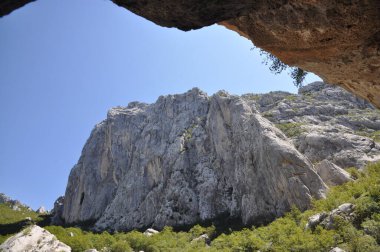 Anica kuk, ein Kletterfelsen in der  Paklenica-Schlucht, kroatien clipart