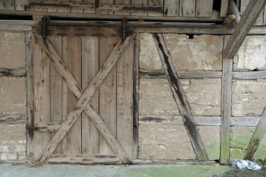 Scheunentor an einem Bauernhaus im Odenwald