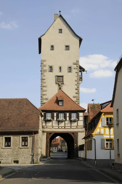 Tor ana caddede değilken, franken