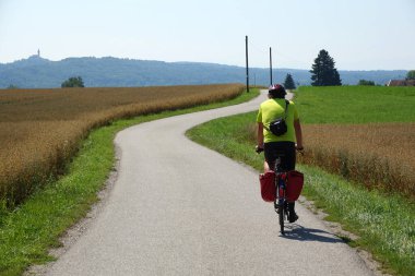 Radfahrer bei Andechs am Ammersee       