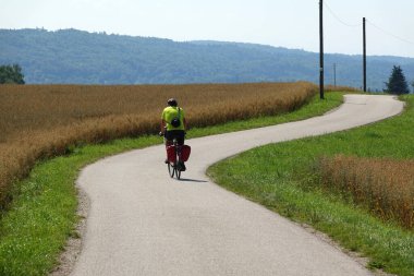 Radfahrer bei Andechs am Ammersee       