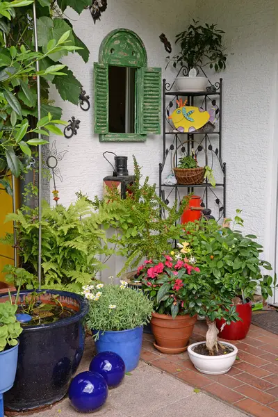 Einem Bahçesinde Blumenschmuck