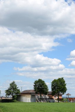 Klaeranlage auf einer Wiese