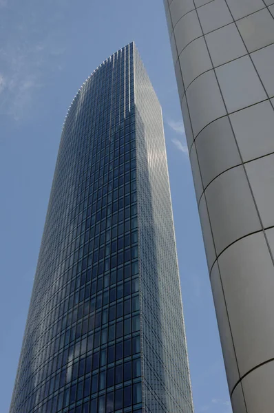  Frankfurt 'ta Hochhaus aus der Froschperspective fotografit
