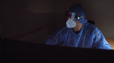 Doktor gece geç saatlere kadar Coronavirus aşısı arıyor. COVID-19 aşısı