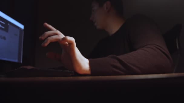 Giovane omosessuale con vitiligine che lavorano davanti a due schermo del computer. Camera oscura notte. — Video Stock