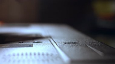 Defter bataryasını değiştiren teknisyenin yakın plan fotoğrafı.