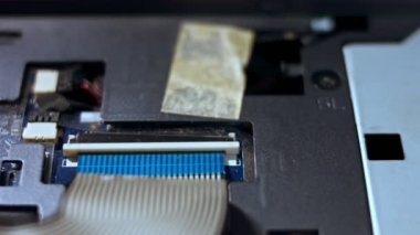 Dizüstü bilgisayardaki klavye soketini kapat