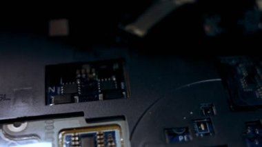 Laptop bilgisayarındaki ana kartın bir kısmını kapat. Özel ışıklandırma sunumu. Yavaş çekim
