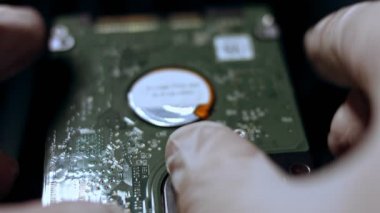 Not defterinden HDD 'yi analiz eden bir teknisyenin yakın çekimi