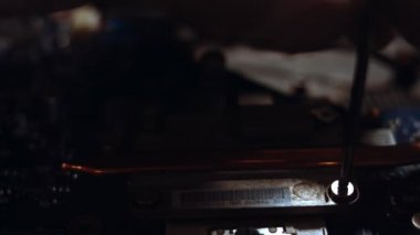 İşlemciden soğutma sistemini kaldıran teknisyenlerin yakın plan görüntüleri