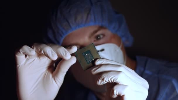白垩风患者正在研发一种新的CPU 。新技术概念 — 图库视频影像
