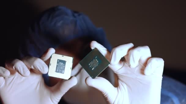 Hombre con vitiligo trabajando en una nueva CPU. Sujetando 2 CPU. Concepto de nueva idea tecnológica — Vídeos de Stock