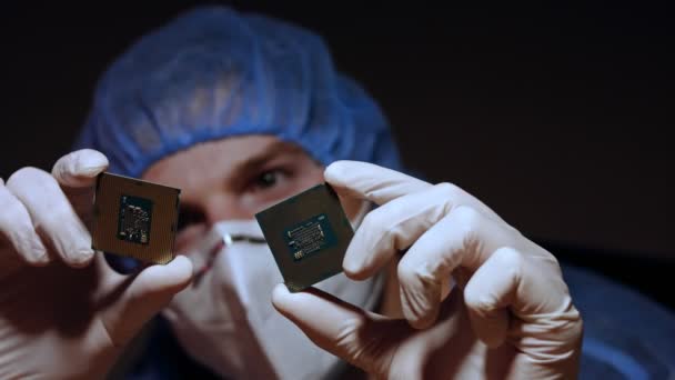 Hombre con vitiligo trabajando en una nueva CPU. Sujetando 2 CPU. Concepto de nueva idea tecnológica — Vídeo de stock