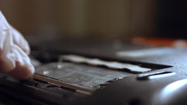 Close-up van een technicus die RAM toevoegt aan notebook — Stockvideo