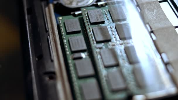 Close-up van een technicus die RAM toevoegt aan notebook — Stockvideo