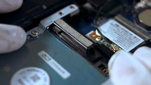 Primer plano de un técnico que retira el disco duro del portátil — Vídeo de stock