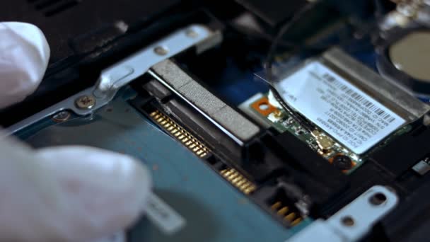 Close-up de um técnico inserindo o HDD em um notebook — Vídeo de Stock