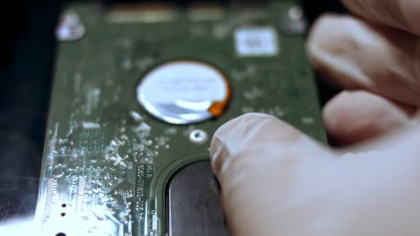 Close-up van een technicus die de HDD van notebook analizeert — Stockvideo