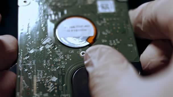 Detailní záběr technika analizujícího HDD z notebooku — Stock video