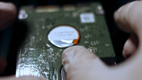Närbild av en tekniker som bedövar hårddisken från bärbara datorer — Stockvideo