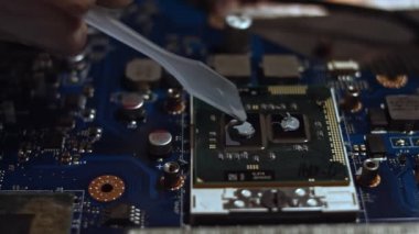 Defter işlemcisine kaşık ile bitkisel macun bulaştırmak. Cihazın soğutulması için termal yağ