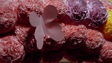 El yapımı renkli kağıt çiçeklere yakın çekim, etkinlik hazırlığı. Özel ışıklandırma sunumu. OLED ekranı için çekim